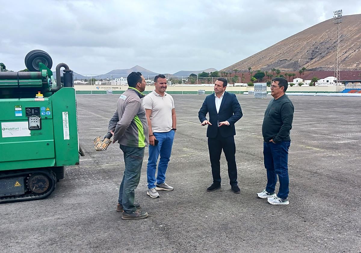 Autoridades supervisando la actuación en el campo de fútbol de Yaiza.