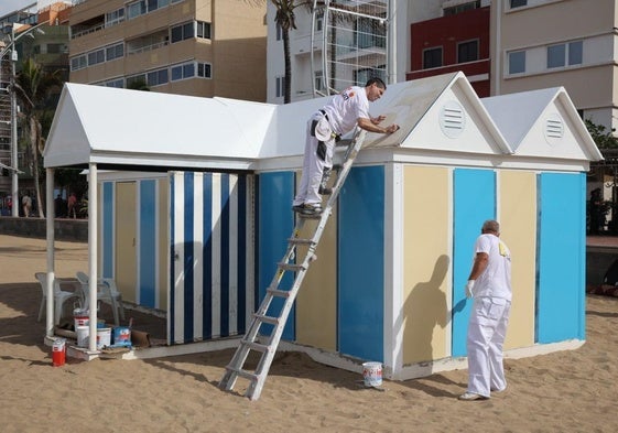 Imagen de la actuación de pintado de las casetas de hamacas de Las Canteras.