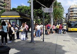Imagen de una de las paradas de guagua del parque de Santa Catalina.