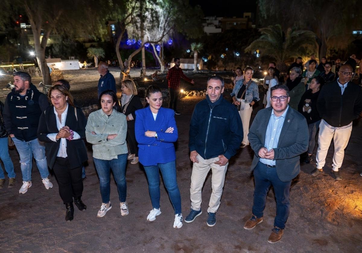 El alcalde David de Vera y concejalas y concejales, en la inauguración del Belén en el barranco de Pilón.