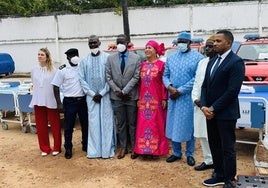 Imagen de la entrega del primer lote en Gambia.