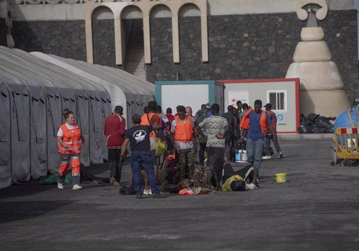 Migrantes desembarcan de un cayuco a su llegada al puerto de La Restinga.