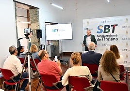 El alcalde presentó la nueva imagen corporativa.