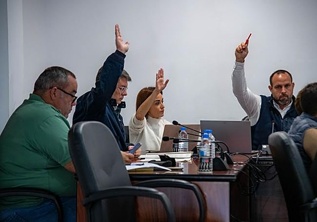 Los ediles de la oposición, los que aparecen con la mano alzada, votaron en contra de la tasa.