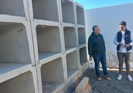 Ediles en el cementerio, en fechas pasadas.