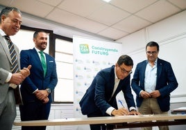 El consejero Pablo Rodríguez durante la firma de la compra de los inmuebles.