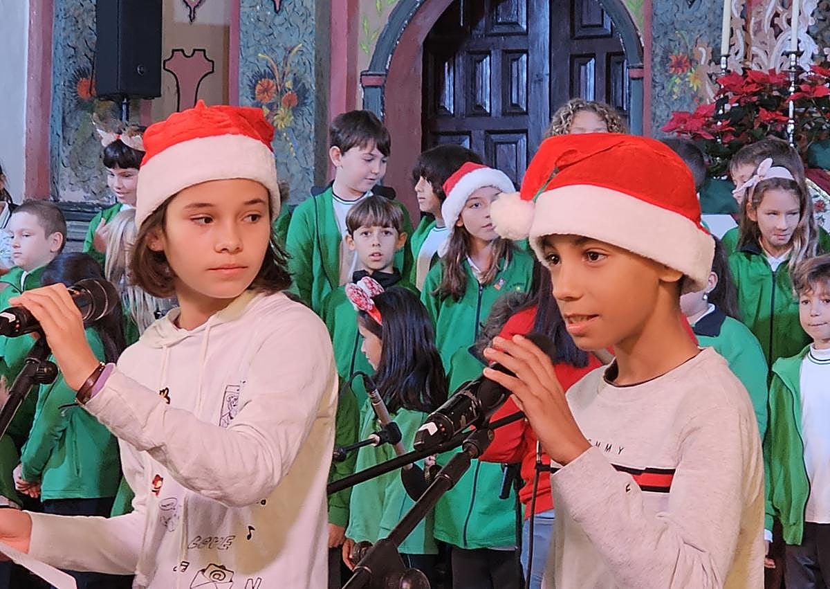 Imagen secundaria 1 - Voces nuevas en la iglesia de Antigua por Navidad