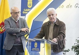 Antonio Morales mira a Carmelo Ramírez durante una rueda de prensa en el Cabildo.