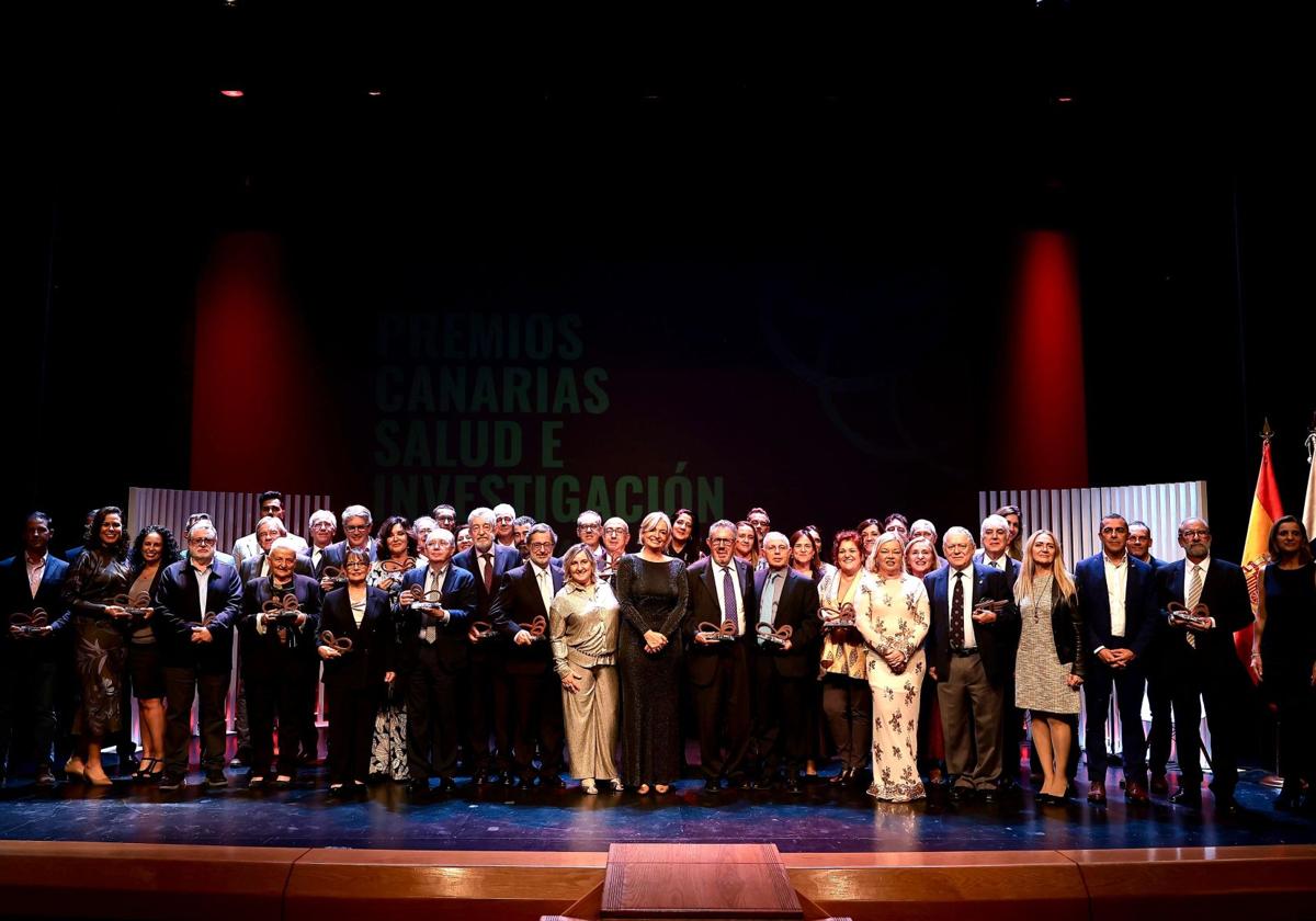 Foto de familia de los sanitarios premiados por la Consejería de Sanidad.