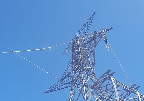Colocación de poleas en uno de los apoyos de la línea eléctrica aérea de alta tensión.