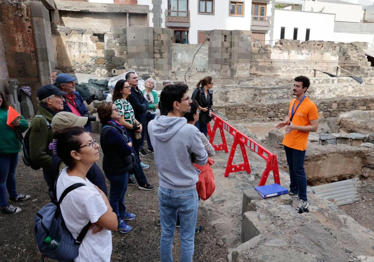 Un momento de la visita al Solar Norte de la Catedral de Santa Ana celebrada este sábado.