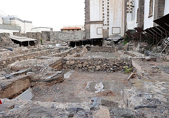 Visita a la prospección arqueológica al solar en el corazón de Vegueta