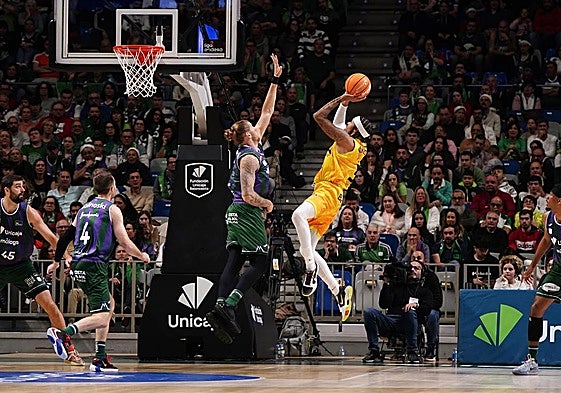 Caleb Homesley anota un lanzamiento de dos con el rival encima.