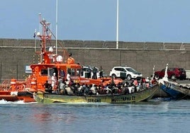 Imagen de archivo de una patera llegando al muelle de Arguineguín.