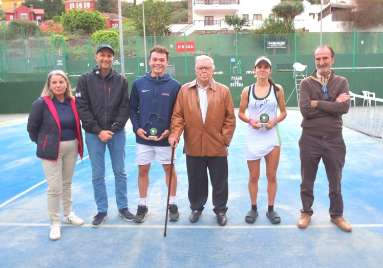 Los ganadores, con las autoridades.