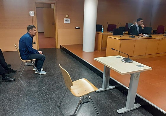 Encausado, durante la vista, con su asistencia letrada.