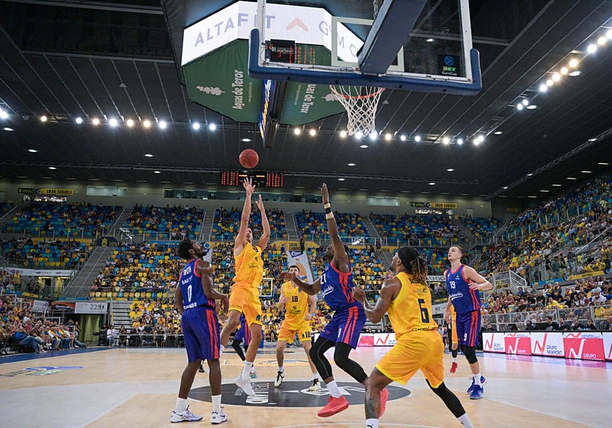 Nico Brussino intenta anotar de dos en el Gran Canaria Arena.