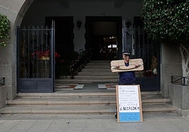 Un Policía Local de Santa Brígida protesta a las puertas del Ayuntamiento