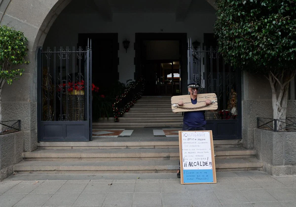 Un Policía Local de Santa Brígida protesta a las puertas del Ayuntamiento