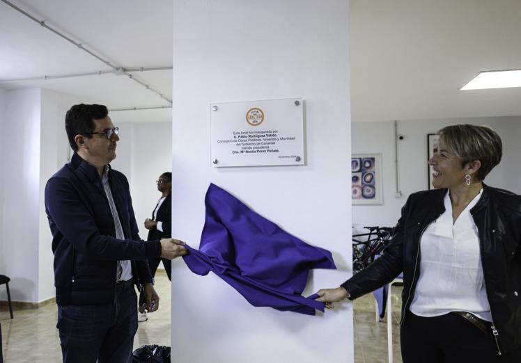 Descubrimiento de una placa en la nueva sede.