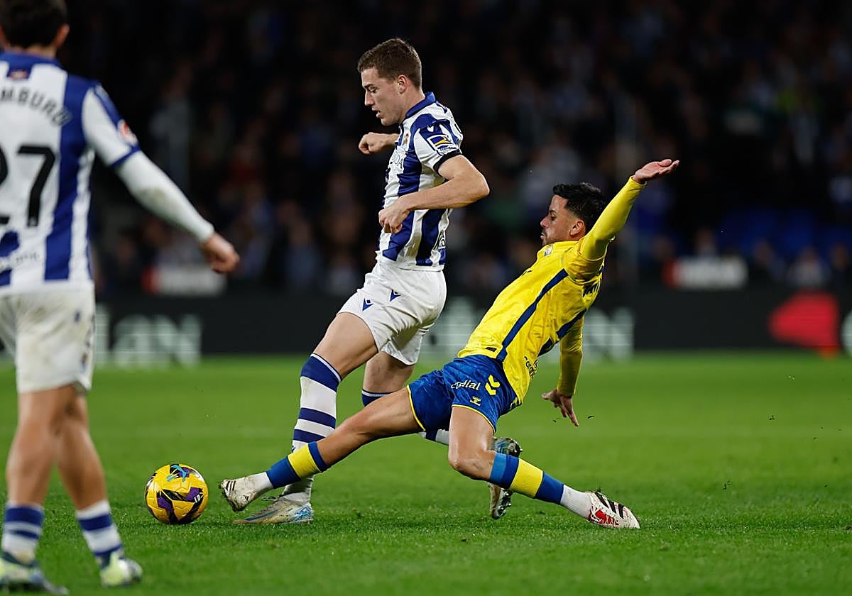 Javi Muñoz, al corte de un balón en la última jornada del campeonato.