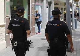 Dos agentes de la Policía Nacional patrullan en una foto de archivo.