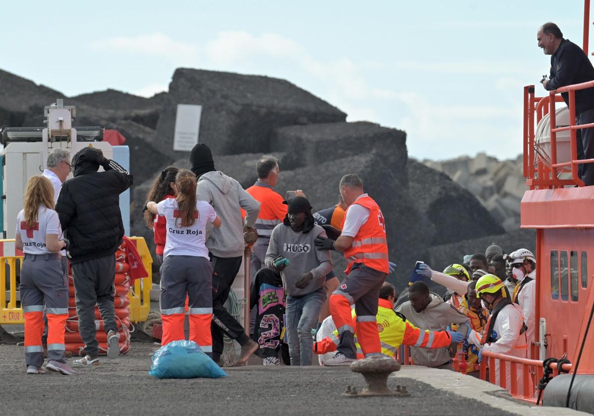 Un cayuco con 75 personas, entre ellas 53 de origen pakistaní, llega a El Hierro
