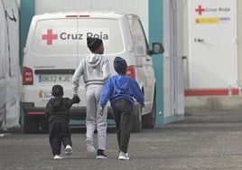 75 personas llegaron en un cayuco al muelle de La Restinga durante la mañana de este martes. Entre ellas había tres mujeres y cuatro niños.