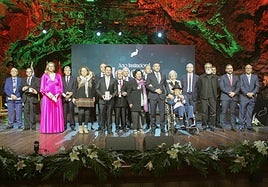 Imagen de familia de colectivos y personas objeto de homenaje.