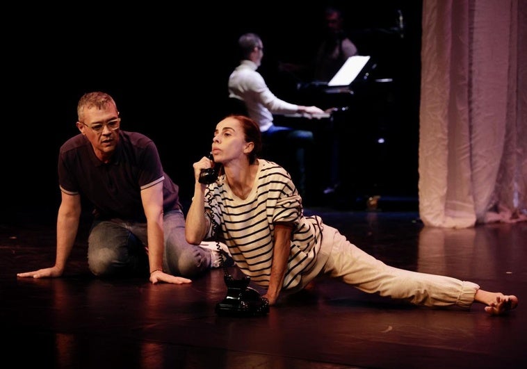 El director Quino Falero y la bailarina Vanessa Medina, en la tarde de este miércoles, durante un ensayo de 'La voz que espera'.