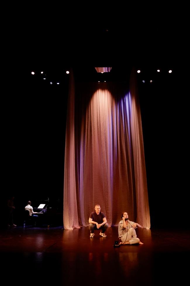 José Luis Castillo al piano, Quino Falero y Vanessa Medina, en el ensayo de este miércoles.