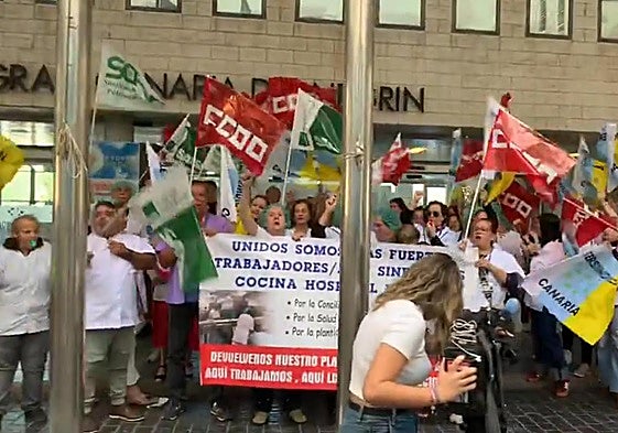 Momento de la protesta a las puertas del hospital de Gran Canaria Doctor Negrín.