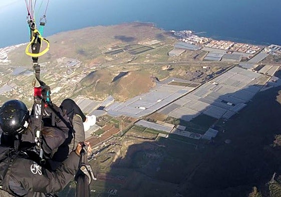 Imagen de un vuelo en parapente en Guímar.