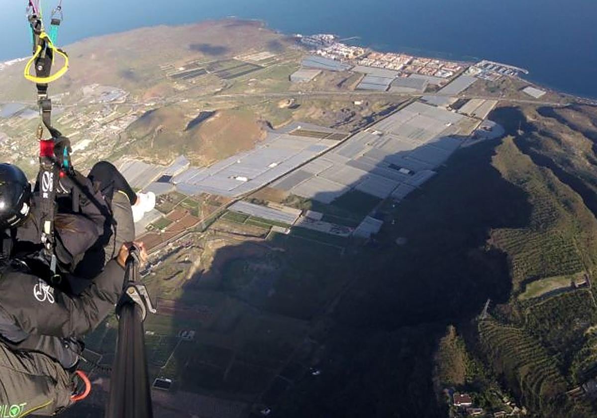 Imagen de un vuelo en parapente en Guímar.