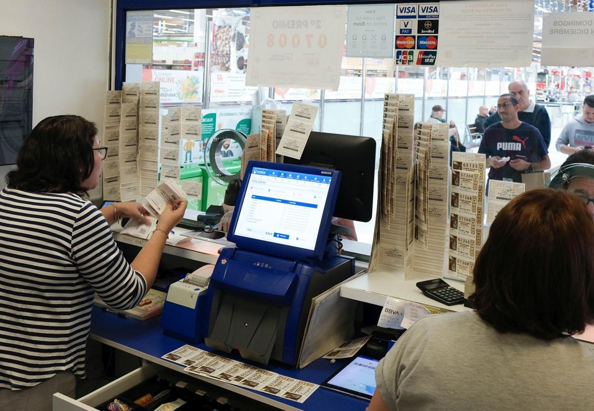 Los clientes esperan para comprar un número en La Brujita.