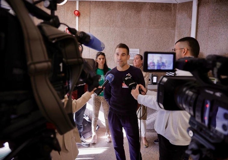 Francesc García, de CCOO, en la rueda de prensa conjunta ofrecida por los sindicatos en la Dirección Territorial de Educación de Las Palmas de Gran Canaria.