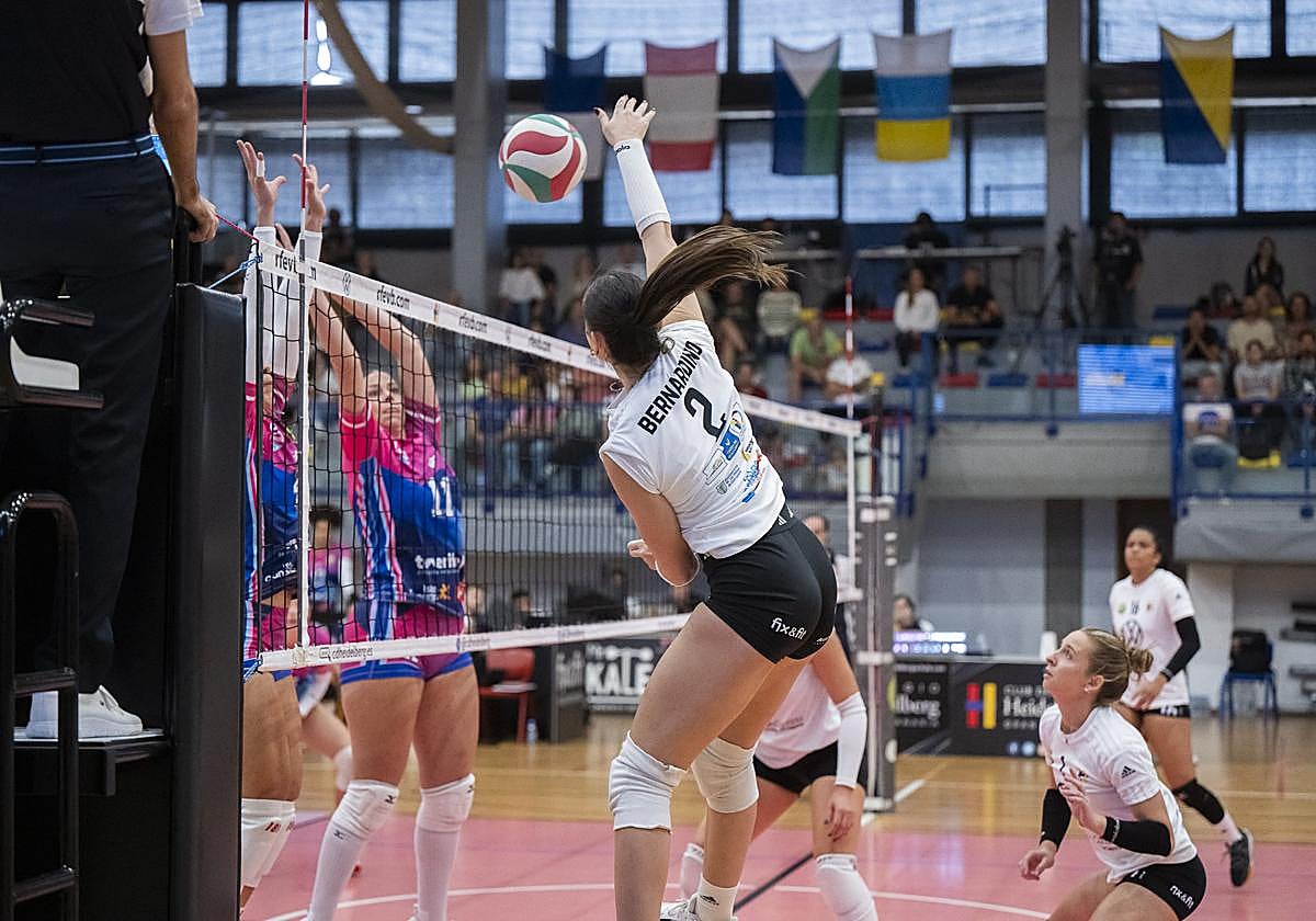 Candela Bernardino remata durante un partido del líder Heidelberg.