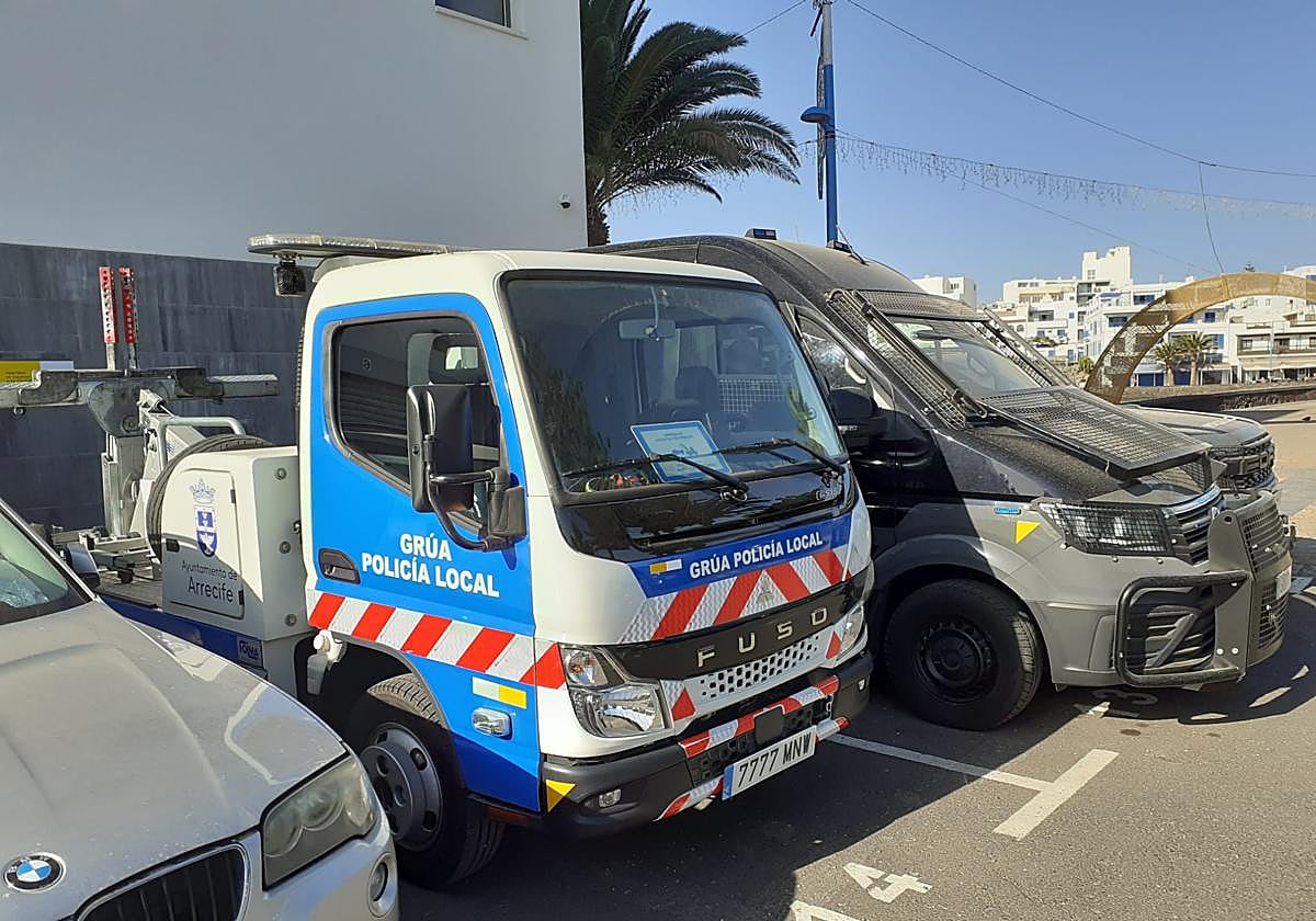 Grúa estacionada en dependencias de la Policía Local.