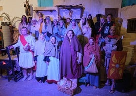 Las vecinas y los vecinos que, cada nochebuena, representan la obra en la iglesia de Tuineje.