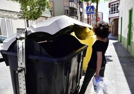 Imagen de archivo de una ciudadana tirando la basura en Las Palmas de Gran Canaria.