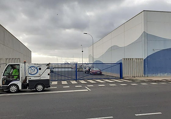 Vista parcial del muelle de Naos, desde el exterior.