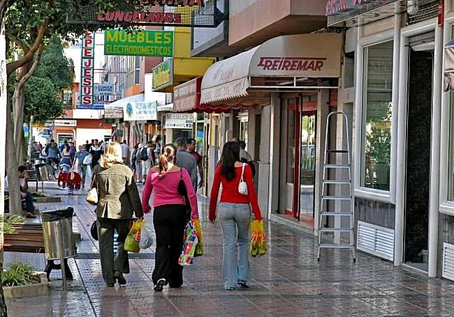 Gente de compras en la avenida de Canarias de Vecindario, en Santa Lucía de Tirajana.