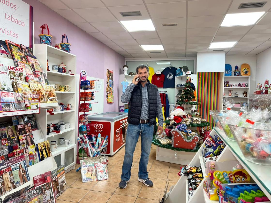 Jesús Manuel Cubas Marrero, regenta el bazar Ahulaga, en Antigua, dio 20.000 euros al décimo, con un cuarto premio