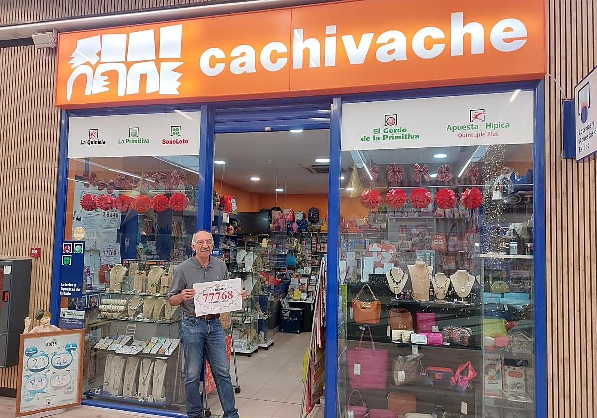 Manuel Rodríguez, fundador del local, ya jubilado, posa con el premio.