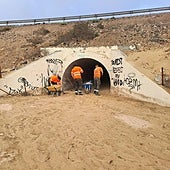 Los trabajadores de Gesplan retiran la arena de un túnel de Costa Calma.