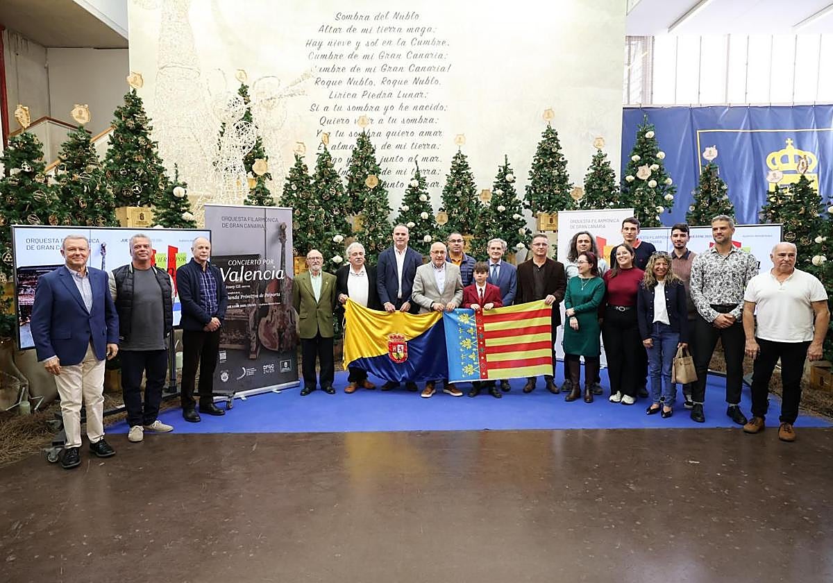 Foto de grupo en el patio del Cabildo tras la presentación del concierto.