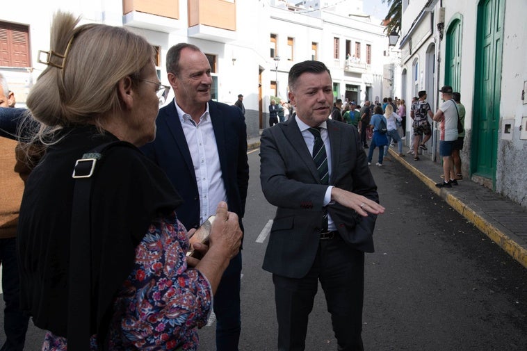 Teodoro Sosa, este lunes en Agaete junto a Óscar Hernández, alcalde de Agüimes.