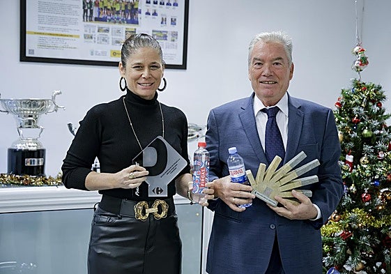 Ana Belén Quintana, directora de marketing y publicidad de Aguas de Firgas, junto a Juan Ruiz, presidente del CV Guaguas.