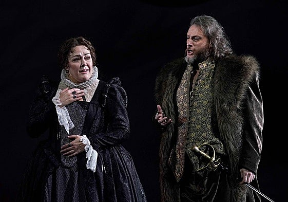 Yolanda Auyanet como Maria Stuarda y Airam Hernández como el conde de Leicester, en el montaje del Teatro Real.