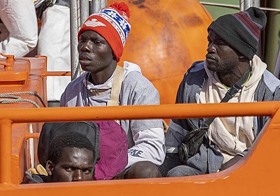 Imagen de migrantes rescatados en aguas canarias en el día de Navidad.